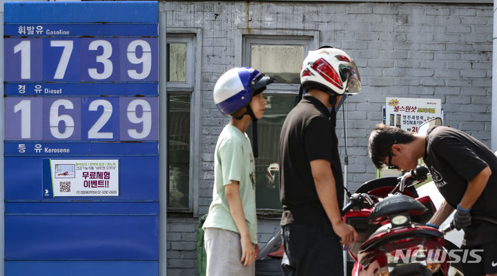 [서울=뉴시스] 김근수 기자 = 휘발유와 경유 가격의 오름세가 지속되는 15일 서울 서대문구의 한 주유소에서 직원이 주유를 하고 있다. 2023.08.15. ks@newsis.com