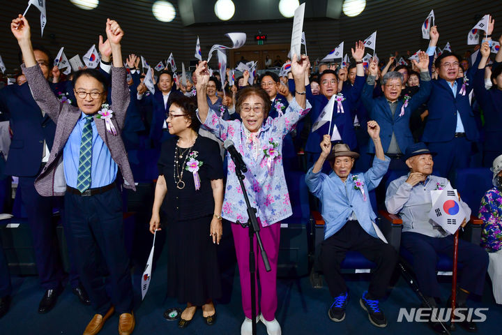 [광주=뉴시스] 이영주 기자 = 15일 오전 광주시청에서 열린 제78주년 광복절 경축식에서 일제강제노역 피해자 양금덕 할머니와 참가자들이 만세 삼창을 하고 있다. 2023.08.15. leeyj2578@newsis.com