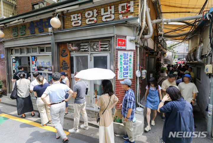 [서울=뉴시스] 황준선 기자 = 전국 대부분 지역에 폭염특보가 발효되는 등 무더운 날씨를 보인 15일 서울 마포구의 한 냉면 전문점에서 시민들이 입장을 기다리고 있다. 2023.08.15. hwang@newsis.com