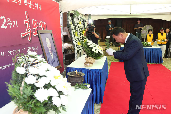 [울산=뉴시스] 배병수 기자 = 15일 김두겸 울산시장이 북구 박상진 의사 생가에서 열린 '고헌 박상진의사 순국 102주기 추모식'에서 헌화를 하고 있다. 2023.08.15.(사진=울산시청 제공). photo@newsis.com *재판매 및 DB 금지