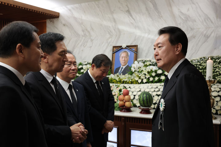 [서울=뉴시스] 윤석열 대통령이 15일 서울 서대문구 신촌세브란스병원 장례식장에 마련된 부친 고 윤기중 연세대 명예교수 빈소에서 김기현 국민의힘 대표와 윤재옥 원내대표의 조문을 받고 있다. (사진=대통령실 제공) 2023.08.15. photo@newsis.com *재판매 및 DB 금지