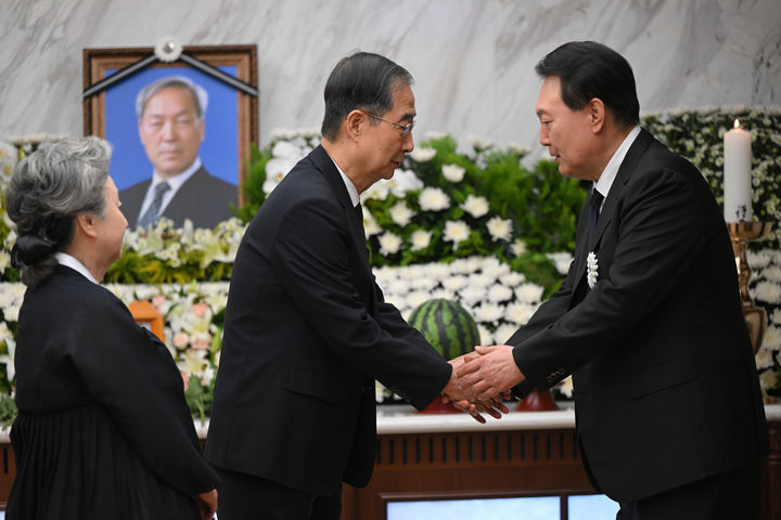 [서울=뉴시스] 윤석열 대통령이 15일 서울 서대문구 신촌세브란스병원 장례식장에 마련된 부친 고 윤기중 연세대 명예교수 빈소에서 한덕수 국무총리의 조문을 받고 있다. (사진=대통령실 제공) 2023.08.15. photo@newsis.com *재판매 및 DB 금지