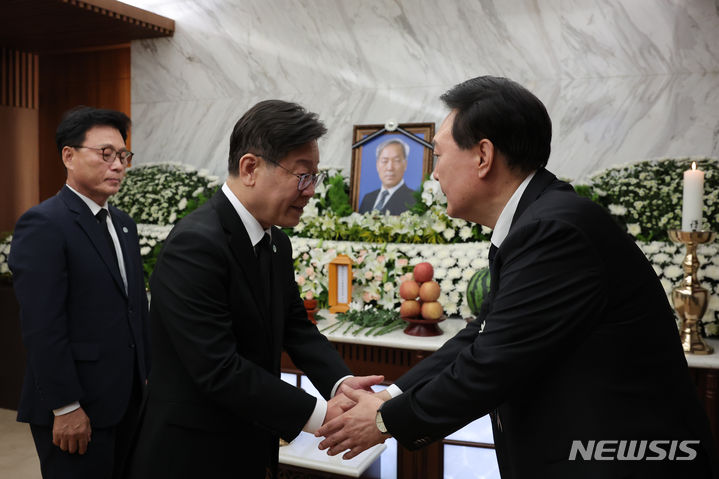 [서울=뉴시스] 윤석열 대통령이 15일 서울 서대문구 신촌세브란스병원 장례식장에 마련된 부친 고 윤기중 연세대 명예교수 빈소에서 이재명 더불어민주당 대표의 조문을 받고 있다. (사진=대통령실 제공) 2023.08.15. photo@newsis.com *재판매 및 DB 금지