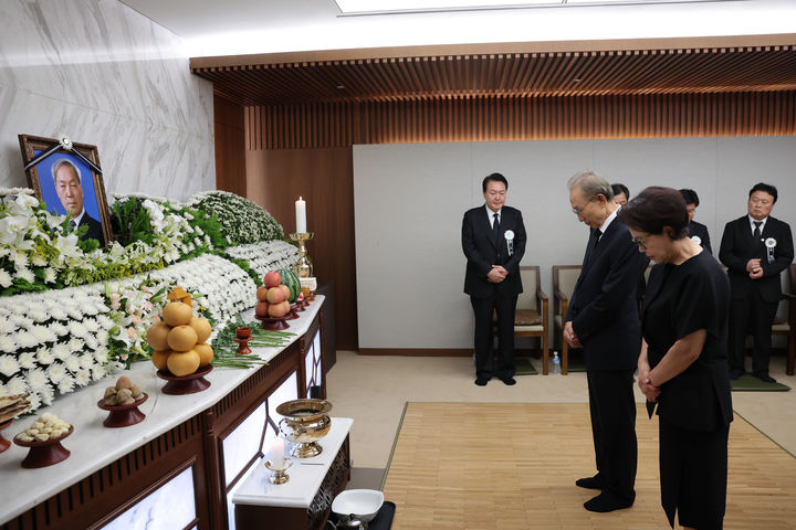 [서울=뉴시스] 윤석열 대통령이 15일 서울 서대문구 신촌세브란스병원 장례식장에 마련된 부친 고 윤기중 연세대 명예교수 빈소에서 이명박 전 대통령의 조문을 받고 있다. (사진=대통령실 제공) 2023.08.15. photo@newsis.com *재판매 및 DB 금지