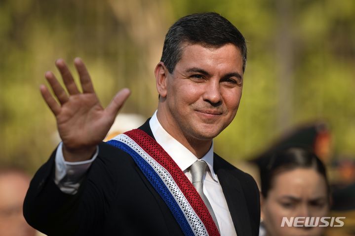 [아순시온=AP/뉴시스] 산티아고 페냐 파라과이&nbsp; 대통령이 2023년 8월15일 아순시온에서 대통령 취임식 중 파라과이군을 사열하면서 손을 흔들고 있다. 그는 트럼프의 강력한 지지자로 3월 10일 파라과이 국회를 통과한 미군주둔군 지위 협정(SOFA)을 추진해왔다. 2026. 03. 11. 