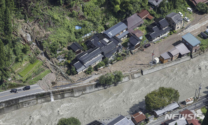 [돗토리=AP/뉴시스] 16일 일본 서부 돗토리현에서 제7호 태풍 '란'의 영향으로 산사태가 발생했다. 2023.08.16.