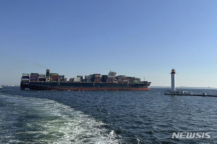 [AP/뉴시스] 우크라 인프라부 제공 사진으로 16일 홍콩선적의 조셉 슐테호가 오데사항을 떠나 우크라 독자의 임시 안전항로를 따라 항행하고 있다. 우크라 곡물 등을 싣고 있는 이 배를 러시아가 그대로 놔둘지 주목된다. 2023. 08. 16.