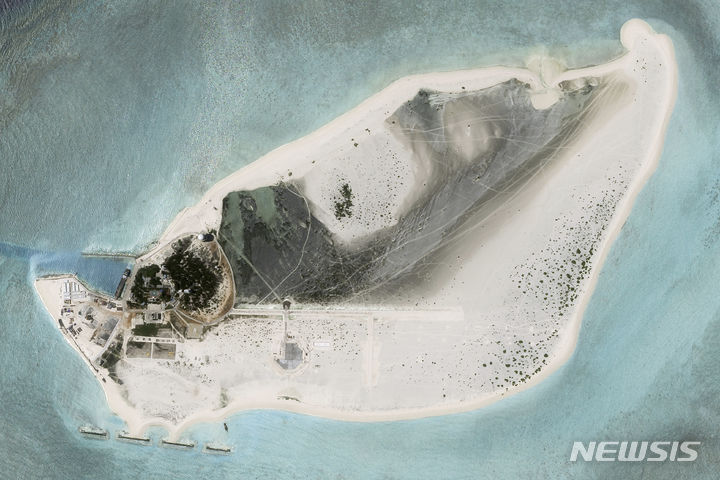 [파라셀군도=AP/뉴시스] 중국이 베트남, 대만과 영유권 분쟁을 벌이는 남중국해 파라셀군도(중국명 시사군도·베트남명 호앙사군도)의 트라이튼섬(중국명 중젠다오)에 활주로를 짓고 있다는 주장이 제기됐다. 사진은 해당 주장을 뒷받침하는 상업위성업체 플래닛랩스가 촬영한 위성사진. 2023.08.18 