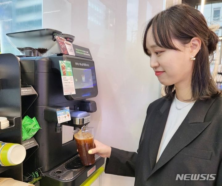 [서울=뉴시스]편의점 CU는 겟(get)아이스아메리카노(XL) 가격을 9월부터 인하한다고 16일 밝혔다. (사진=BGF리테일 제공)