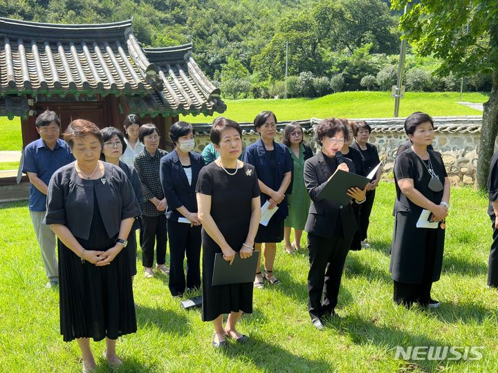 [서울=뉴시스]대한간호협회와 충청북도간호사회는 환자를 간호하다 독립운동가로 투신한 박자혜 간호사의 숭고한 뜻과 희생정신을 기리는 박자혜 간호사 추모식을 지난 15일 충북 청원군 귀래리 묘역에서 가졌다. (사진= 대한간호협회 제공) 2023.08.16. photo@newsis.com.