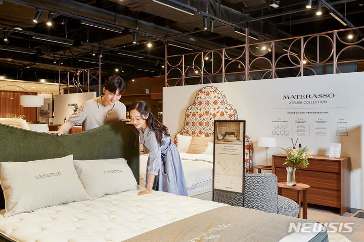 [서울=뉴시스] 까사미아 신세계강남점에서 운영 중인 '마테라소 & 신혼가구' 팝업. (사진=신세계까사 제공) 2023.08.16. photo@newsis.com