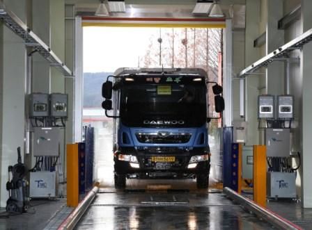 밀양시 축산차량이 축산종합방역소에서 소독을 하고 있다. *재판매 및 DB 금지