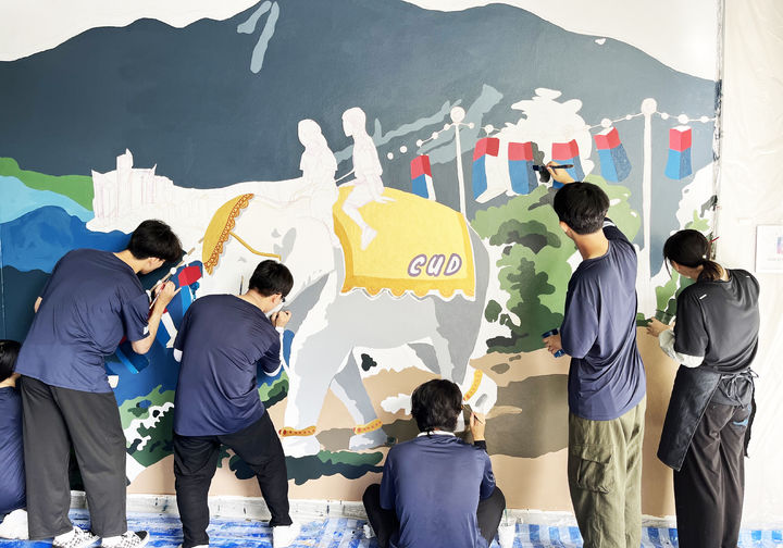 [부산=뉴시스] 부산대에 따르면 3개 대학교의 학생 등 66명으로 구성된 '제32기 부산대 연합해외봉사단' 2개팀을 태국 방콕 싸팃쭐라학교 및 싸라윗타야학교와 치앙마이 왓타노타이파얍학교로 파견했다. (사진=부산대 제공) 2023.08.16. photo@newsis.com&nbsp;&nbsp; *재판매 및 DB 금지