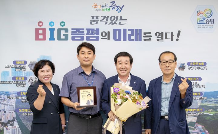 [증평=뉴시스] 강신욱 기자 = NH농협 증평군지부와 증평농협은 16일 충북 증평군청을 방문해 청주 오송 지하차도 침수사고 당시 3명의 생명을 구한 의인 정영석 증평군청 하수도팀장에게 존경과 감사의 마음을 담은 기념액자와 홍삼제품 등을 전달하고 있다. 사진 왼쪽부터 김종렬 농협 증평군지부장, 정영석 팀장, 이재영 증평군수, 배종록 증평농협 조합장. (사진=증평군 제공) 2023.08.16. photo@newsis.com *재판매 및 DB 금지