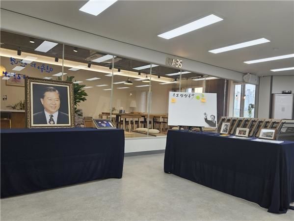 [대구=뉴시스]민주당 대구시당은 오는 18일 고 김대중 전 대통령 서거 14주기를 맞이해 당사 김대중홀에서 추모식을 연다. 같은 장소에서는 지난 14일부터 추모사진전이 열리고 있다.(사진=민주당 대구시당 제공) 2023.08.16 photo@newsis.com *재판매 및 DB 금지