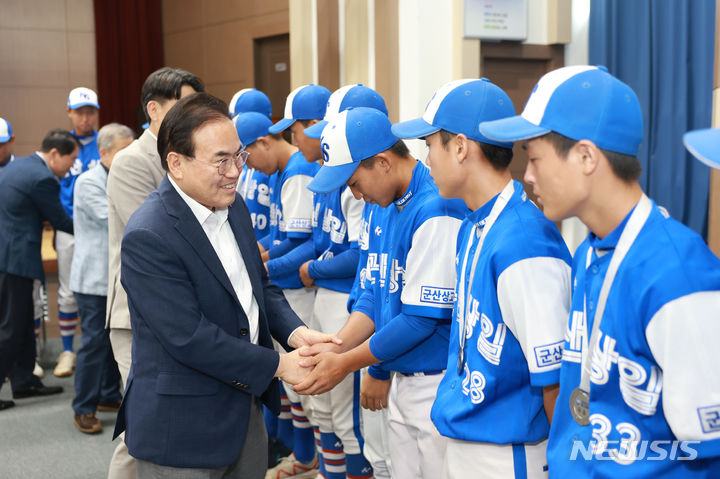 [전주=뉴시스]윤난슬 기자 = 서거석 전북도교육감이 16일 '제57회 대통령배 전국고교야구대회'에서 37년 만에 우승한 군산상일고등학교 선수들을 격려했다.2023.08.16.(사진=전북교육청 제공) 
