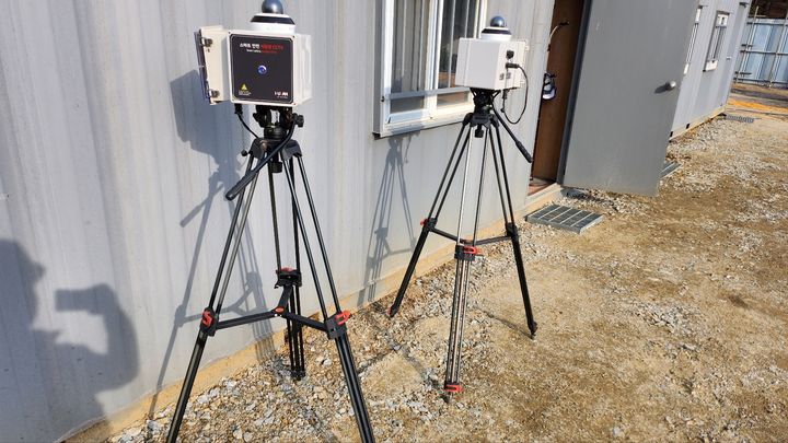 [진주=뉴시스] 건설현장에 설치된 스마트 안전장비(이동형 CCTV) 모습. *재판매 및 DB 금지