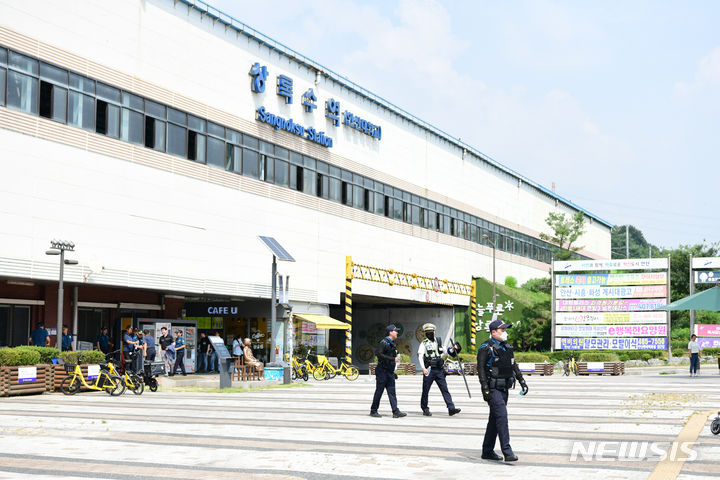 [안산=뉴시스]지난 6일 오후 경기 안산 4호선 상록수역에서 묻지마 범죄를 예방하기 위해 경찰들의 특별치안 활동이 진행되고 있다.(안산시 제공)