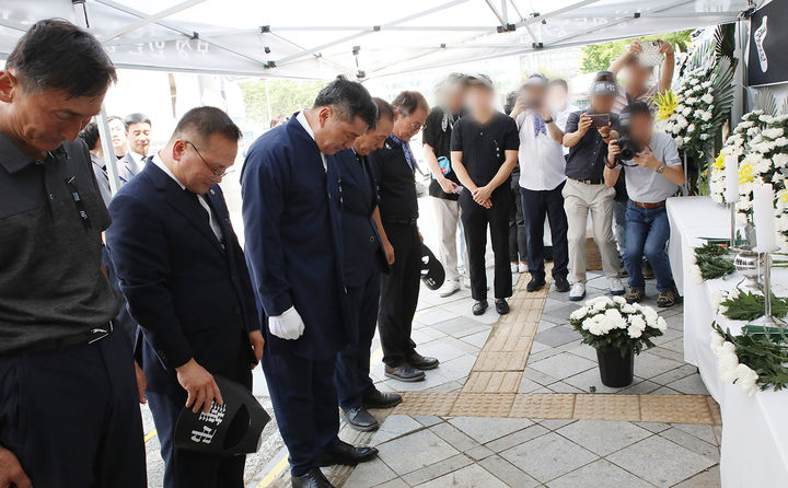 [세종=뉴시스] 대한한돈협회는 16일 세종시 환경부 청사 앞에서 축산 냄새 관련 민원으로 스스로 목숨을 끊은 전남 보성군 한돈농장주를 추모하는 기자회견을 진행했다. (사진=대한한돈협회 제공) *재판매 및 DB 금지