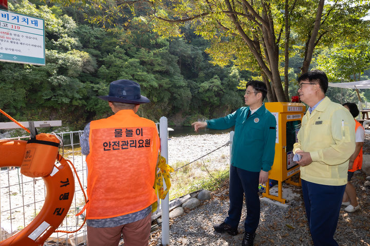 오병권 부지사가 16일 가평군 북면에 위치한 중바위 유원지 현장을 점검하고 있다. (사진=경기도 제공) *재판매 및 DB 금지