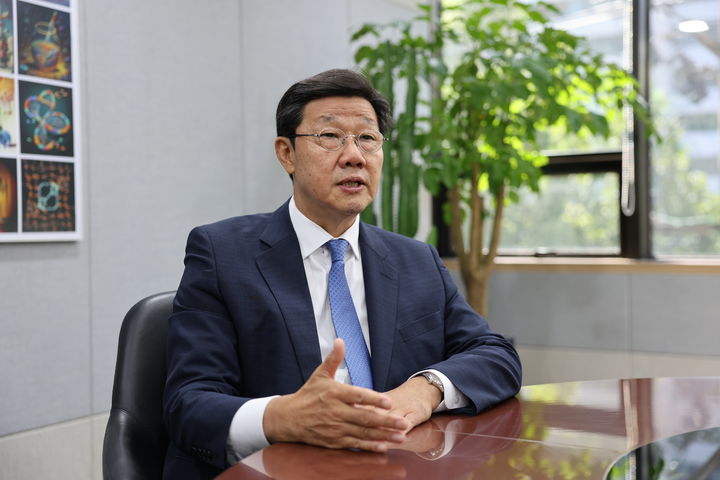 [서울=뉴시스] 노연홍 한국제약바이오협회 회장이 뉴시스와 인터뷰를 하고 있다. 2023.08.17. photo@newsis.com *재판매 및 DB 금지