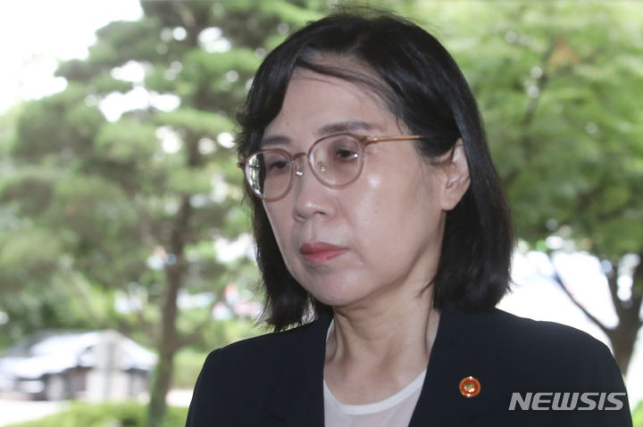 [서울=뉴시스] 김명원 기자 = 김현숙 여성가족부 장관이 16일 오전 서울 종로구 정부서울청사에 출근하고 있다. 부실 운영 논란 속 막을 내린 2023 새만금 세계스카우트잼버리와 관련해 책임 소재를 가리기 위한 감사원 감사가 이르면 이번주 시작될 예정이다. 2023.08.16. kmx1105@newsis.com