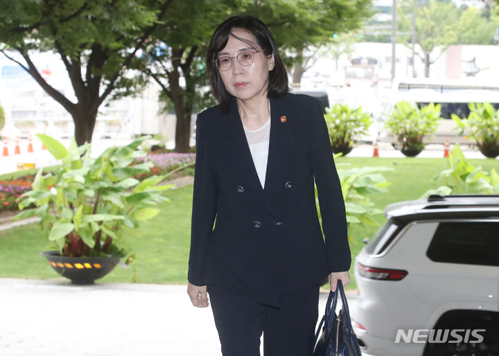 [서울=뉴시스] 김명원 기자 = 김현숙 여성가족부 장관이 16일 오전 서울 종로구 정부서울청사에 출근하고 있다. 부실 운영 논란 속 막을 내린 2023 새만금 세계스카우트잼버리와 관련해 책임 소재를 가리기 위한 감사원 감사가 이르면 이번주 시작될 예정이다. 2023.08.16. kmx1105@newsis.com