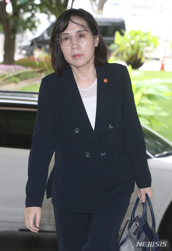 [서울=뉴시스] 김명원 기자 = 김현숙 여성가족부 장관이 16일 오전 서울 종로구 정부서울청사에 출근하고 있다. 부실 운영 논란 속 막을 내린 2023 새만금 세계스카우트잼버리와 관련해 책임 소재를 가리기 위한 감사원 감사가 이르면 이번주 시작될 예정이다. 2023.08.16. kmx1105@newsis.com
