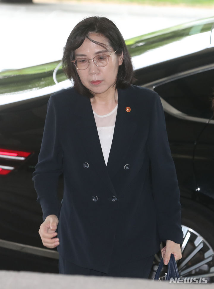 [서울=뉴시스] 김명원 기자 = 김현숙 여성가족부 장관이 16일 오전 서울 종로구 정부서울청사에 출근하고 있다. 부실 운영 논란 속 막을 내린 2023 새만금 세계스카우트잼버리와 관련해 책임 소재를 가리기 위한 감사원 감사가 이르면 이번주 시작될 예정이다. 2023.08.16. kmx1105@newsis.com