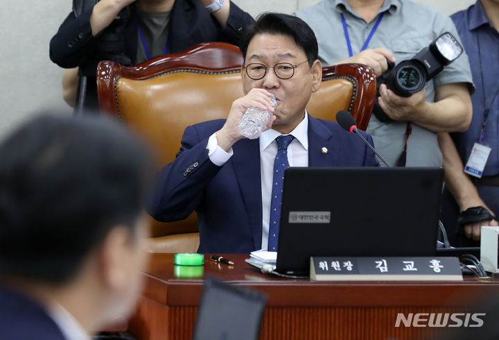 [서울=뉴시스] 이영환 기자 = 김교흥 행정안전위원회 위원장이 16일 오전 서울 여의도 국회에서 열린 전체회의에서 물을 마시고 있다. 2023.08.16. 20hwan@newsis.com