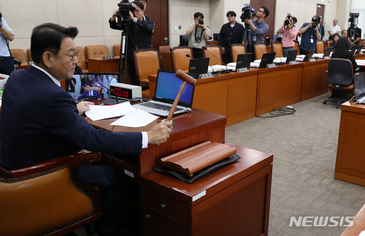 [서울=뉴시스] 이영환 기자 = 김교흥 행정안전위원회 위원장이 16일 오전 서울 여의도 국회에서 열린 전체회의에서 회의 종료를 알리며 의사봉을 두드리고 있다. 이날 회의에 국민의힘은 이만희 간사만 참석 후 의사진행 발언을 마치고 퇴장 했으며 이상민 행정안전부 장관 등 정부 기관장들은 불참했다. 2023.08.16. 20hwan@newsis.com