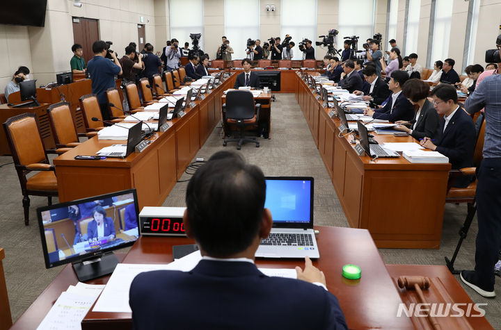 [서울=뉴시스] 이영환 기자 = 김교흥 행정안전위원회 위원장이 16일 오전 서울 여의도 국회에서 열린 전체회의에서 발언을 하고 있다. 이날 회의에 국민의힘은 이만희 간사만 참석 후 의사진행 발언을 마치고 퇴장 했으며 이상민 행정안전부 장관 등 정부 기관장들은 불참했다. 2023.08.16. 20hwan@newsis.com