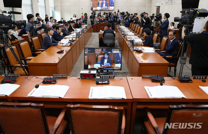 [서울=뉴시스] 이영환 기자 = 16일 오전 서울 여의도 국회에서 행정안전위원회 전체회의가 진행되고 있다. 이날 회의에 국민의힘은 이만희 간사만 참석 후 의사진행 발언을 마치고 퇴장 했으며 이상민 행정안전부 장관 등 정부 기관장들은 불참했다. 2023.08.16. 20hwan@newsis.com