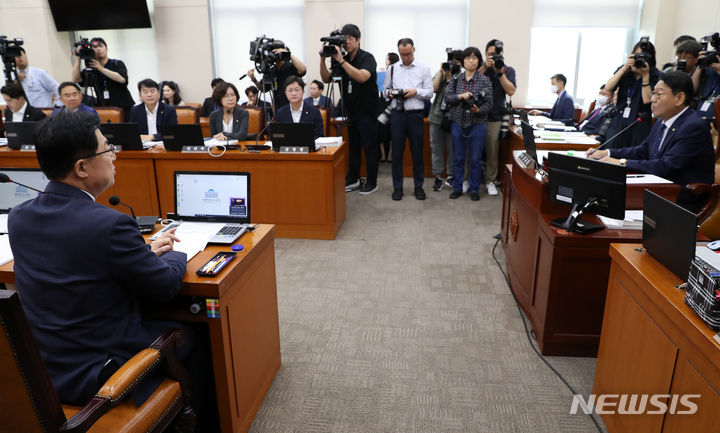 [서울=뉴시스] 이영환 기자 = 이만희(왼쪽) 국민의힘 행정안전위원회 간사가 16일 오전 서울 여의도 국회에서 열린 전체회의에서 의사진행 발언을 하고 있다. 2023.08.16. 20hwan@newsis.com