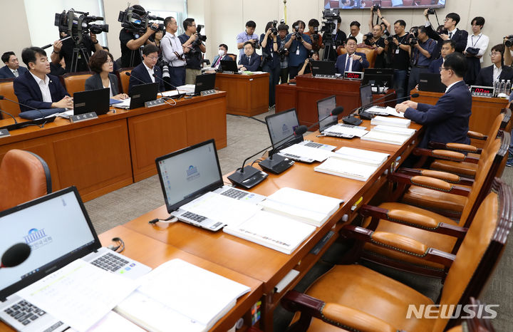 [서울=뉴시스] 이영환 기자 = 김교흥 행정안전위원회 위원장이 16일 오전 서울 여의도 국회에서 열린 전체회의에서 이만희 국민의힘 간사에게 국민의힘 위원들의 참석 여부를 확인하고 있다. 2023.08.16. 20hwan@newsis.com