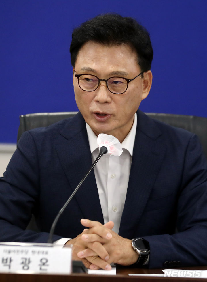 [서울=뉴시스] 조성봉 기자= 16일 오전 서울 여의도 중소기업중앙회 회의실에서 열린 더불어민주당 민생채움단 중소기업인 간담회에서 박광온 민주당 원내대표가 인사말을 하고 있다. 2023.08.16. suncho21@newsis.com