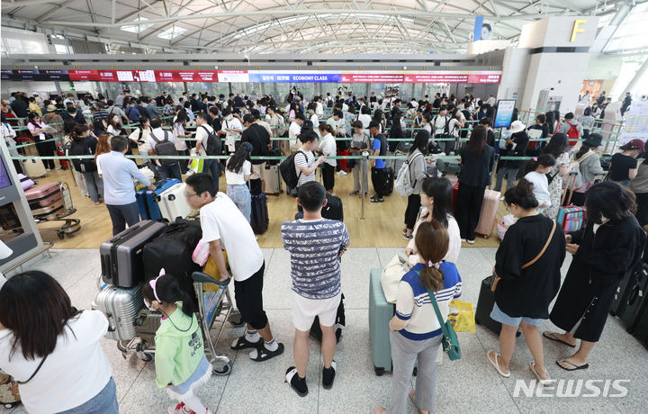 [인천공항=뉴시스] 최동준 기자 = 붐비는 인천국제공항 제1터미널 출국장 모습. 2023.08.16. photocdj@newsis.com