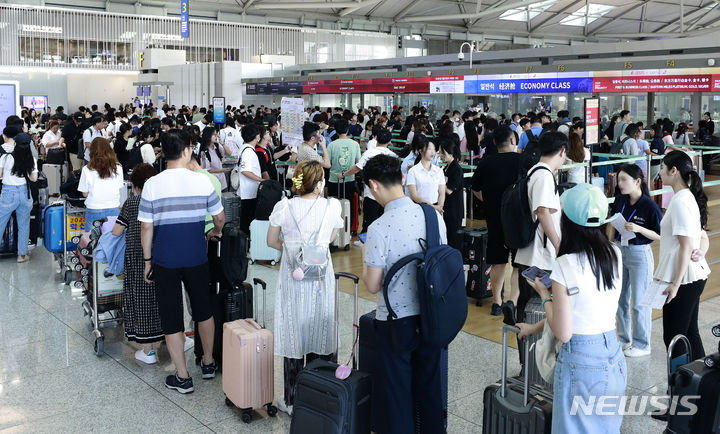 [인천공항=뉴시스] 최동준 기자 = 16일 인천국제공항 제1터미널 출국장이 이용객으로 붐비고 있다. 국토교통부 항공 통계에 따르면 지난 7월 항공 여객 수는 897만 7651명으로 코로나19 이전인 2019년 7월과 비교하면 83.8% 가량 회복했다. 2023.08.16. photocdj@newsis.com