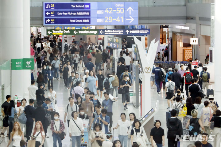 [인천공항=뉴시스] 최동준 기자 = 16일 인천국제공항 제1터미널 면세 구역이 이용객으로 붐비고 있다. 국토교통부 항공 통계에 따르면 지난 7월 항공 여객 수는 897만 7651명으로 코로나19 이전인 2019년 7월과 비교하면 83.8% 가량 회복했다. 2023.08.16. photocdj@newsis.com