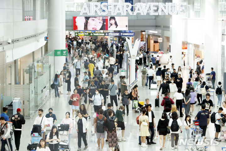 [인천공항=뉴시스] 최동준 기자 = 16일 인천국제공항 제1터미널 면세 구역이 이용객으로 붐비고 있다. 국토교통부 항공 통계에 따르면 지난 7월 항공 여객 수는 897만 7651명으로 코로나19 이전인 2019년 7월과 비교하면 83.8% 가량 회복했다. 2023.08.16. photocdj@newsis.com