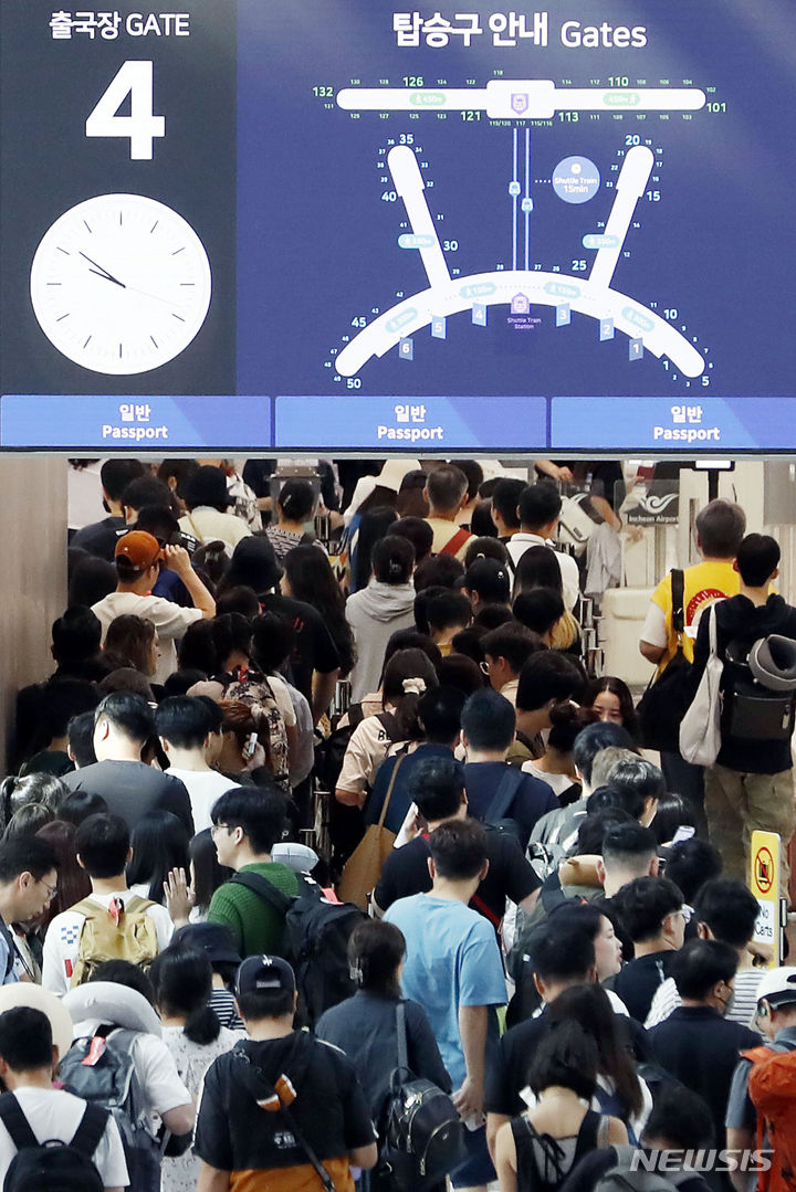 [인천공항=뉴시스] 최동준 기자 = 16일 인천국제공항 제1터미널 출국장이 이용객으로 붐비고 있다. 국토교통부 항공 통계에 따르면 지난 7월 항공 여객 수는 897만 7651명으로 코로나19 이전인 2019년 7월과 비교하면 83.8% 가량 회복했다. 2023.08.16. photocdj@newsis.com