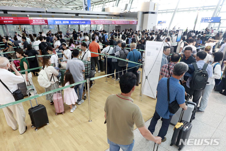 [인천공항=뉴시스] 최동준 기자 = 16일 인천국제공항 제1터미널 출국장이 이용객으로 붐비고 있다. 국토교통부 항공 통계에 따르면 지난 7월 항공 여객 수는 897만 7651명으로 코로나19 이전인 2019년 7월과 비교하면 83.8% 가량 회복했다. 2023.08.16. photocdj@newsis.com