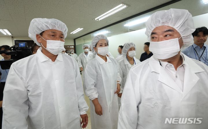 [성남=뉴시스] 조수정 기자 = 국회 환경노동위원회 박정 위원장과 위원들이 16일 최근 50대 직원이 대형 반죽기 끼임 사고로 사망한 경기 성남시 SPC 계열사 샤니 생산공장을 시찰하기 위해 이동하고 있다. 2023.08.16. chocrystal@newsis.com