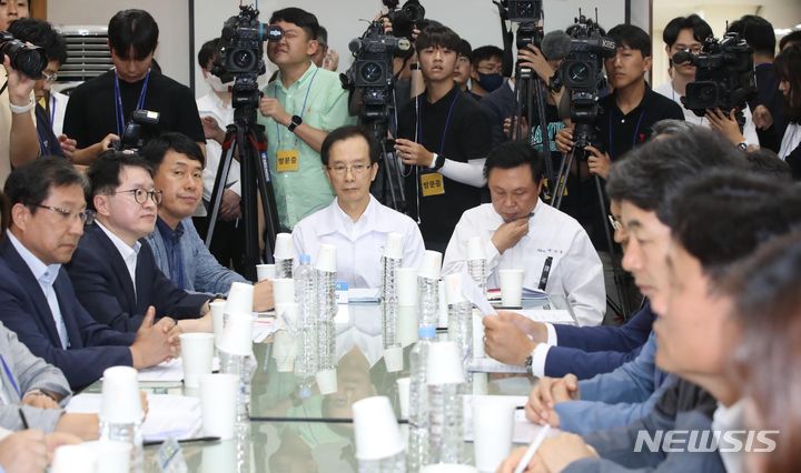 [성남=뉴시스] 조수정 기자 = 샤니 이강섭(가운데 왼쪽) 대표이사와 박인수 노조위원장(가운데 오른쪽)이 16일 경기 성남시 샤니 생산공장 시찰에 나선 국회 환경노동위원회(위원장 박정 더불어민주당 의원) 위원들이 개최한 샤니 50대 직원 대형 반죽기 끼임 사고 사망 사건 보고 간담회에 출석해 발언을 듣고 있다. 2023.08.16. chocrystal@newsis.com