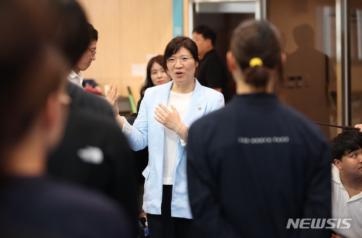 [진천=뉴시스] 고승민 기자 = 장미란 문화체육관광부 제2차관이 16일 충북 진천 국가대표 선수촌을 찾아 2022 항저우 하계아시아경기대회 개막을 앞두고 훈련에 매진하고 있는 태권도 선수단을 격려하고 있다. 2023.08.16. kkssmm99@newsis.com