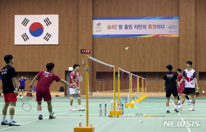 [진천=뉴시스] 고승민 기자 = 16일 충북 진천 국가대표 선수촌에서 2022 항저우 하계아시아경기대회 개막을 앞두고 배드민턴 선수단이 훈련에 매진하고 있다. 2023.08.16. kkssmm99@newsis.com