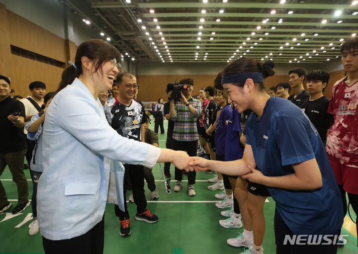 [진천=뉴시스] 고승민 기자 = 장미란 문화체육관광부 제2차관이 16일 충북 진천 국가대표 선수촌을 찾아 2022 항저우 하계아시아경기대회 개막을 앞두고 훈련에 매진하고 있는 배드민턴 선수단을 격려하고 있다. 2023.08.16. kkssmm99@newsis.com