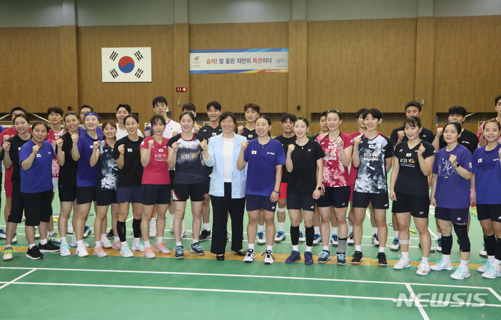 [진천=뉴시스] 고승민 기자 = 장미란 문화체육관광부 제2차관이 16일 충북 진천 국가대표 선수촌을 찾아 2022 항저우 하계아시아경기대회 개막을 앞두고 훈련에 매진하고 있는 배드민턴 선수단에게 격려 후 기념촬영을 하고 있다. 2023.08.16. kkssmm99@newsis.com