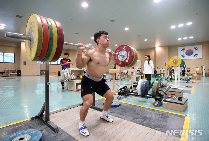 [진천=뉴시스] 고승민 기자 = 16일 충북 진천 국가대표 선수촌에서 2022 항저우 하계아시아경기대회 개막을 앞두고 역도 선수단이 훈련에 매진하고 있다. 2023.08.16. kkssmm99@newsis.com