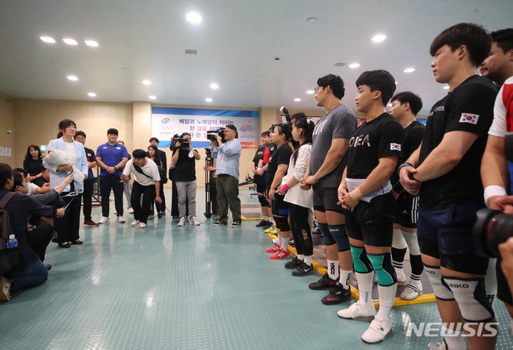 [진천=뉴시스] 고승민 기자 = 장미란 문화체육관광부 제2차관이 16일 충북 진천 국가대표 선수촌을 찾아 2022 항저우 하계아시아경기대회 개막을 앞두고 훈련에 매진하고 있는 역도 선수단을 찾아 격려하고 있다. 2023.08.16. kkssmm99@newsis.com